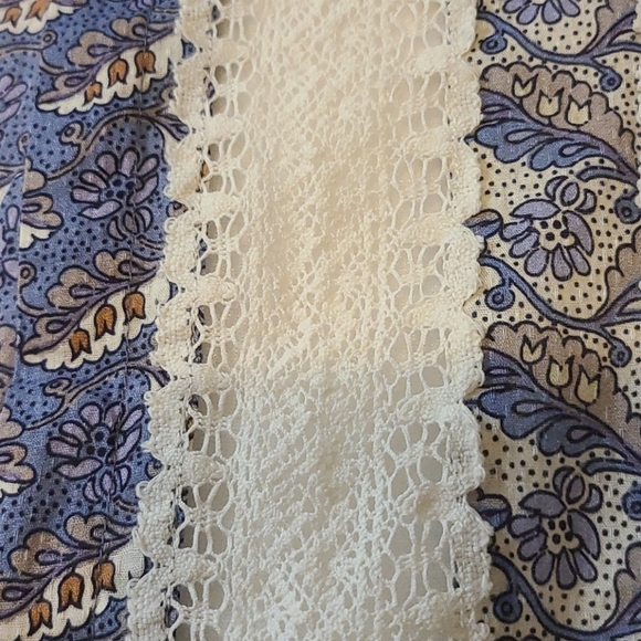 La Vie Woodblock Lily Lace Top - Picture 2 of 7
